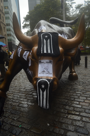 Los manifestantes cubrieron el toro de Wall Street con pegatinas en contra de la JCF.
